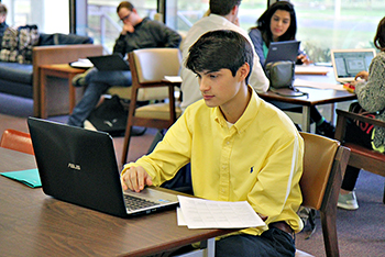 webIMG_2746 Student on computer